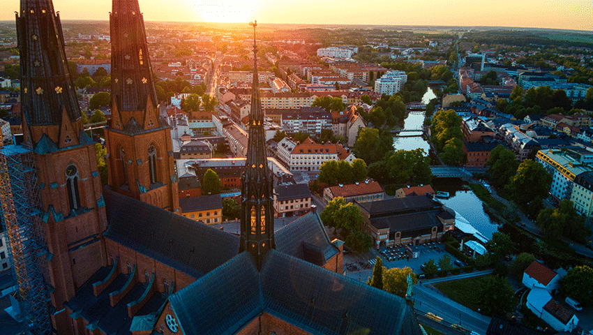 Flygbild över domkyrkan och centrala Uppsala