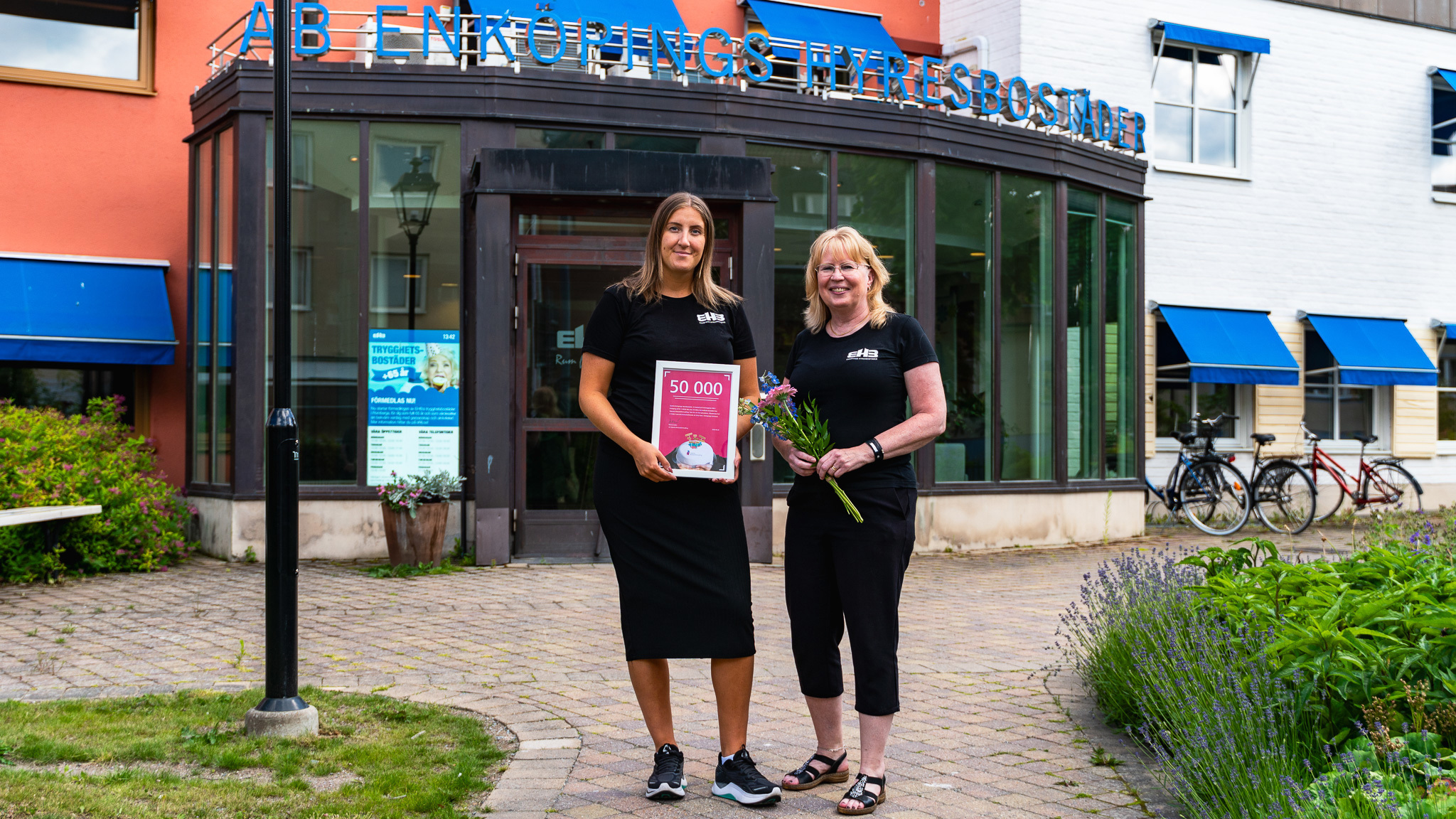 Louise och Irene från EHB tar emot diplom och blommor